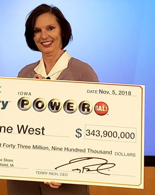 Lerynne West, a resident of Iowa, gained national attention after claiming a share of a record-breaking $687 million Powerball jackpot. Rather than concentrating on luxury or self-indulgence, West chose to use her fortune to create a significant difference—starting with a $500,000 contribution to aid U.S. veterans.