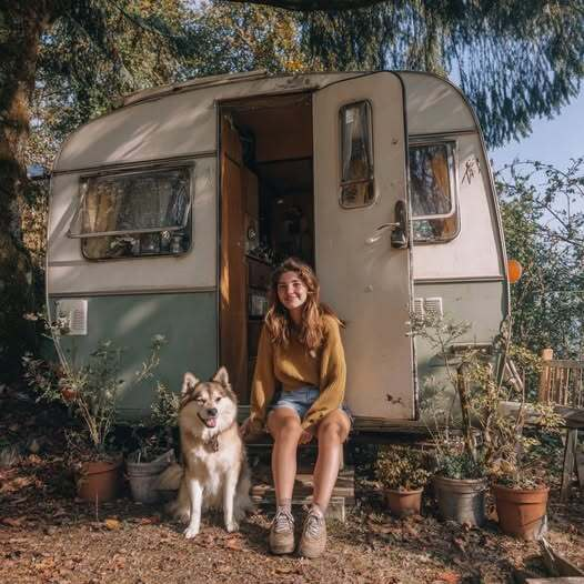 She Paid Only $200 for an Old Caravan — The Result Surprised Everyone