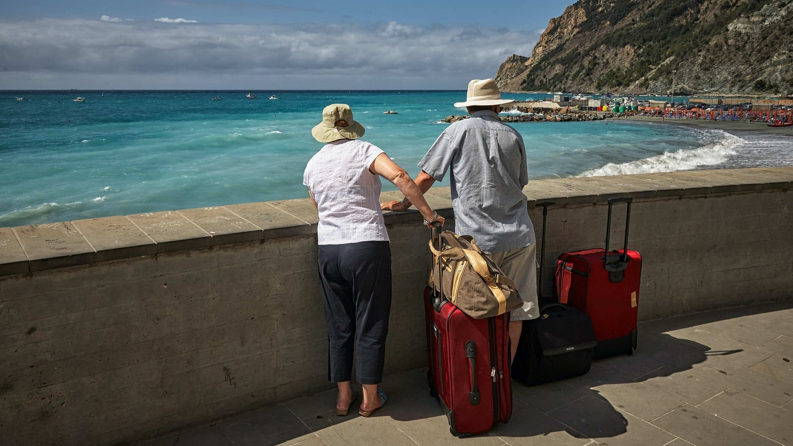Travel tips: benefits and services that some adults over 60 can take advantage of when traveling.