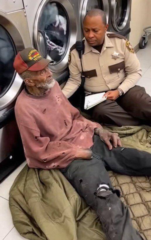 The Night an 88‑Year‑Old Veteran Found Warmth in a Laundromat