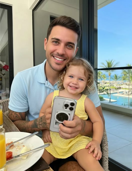 Young man put daughter inside the fir…